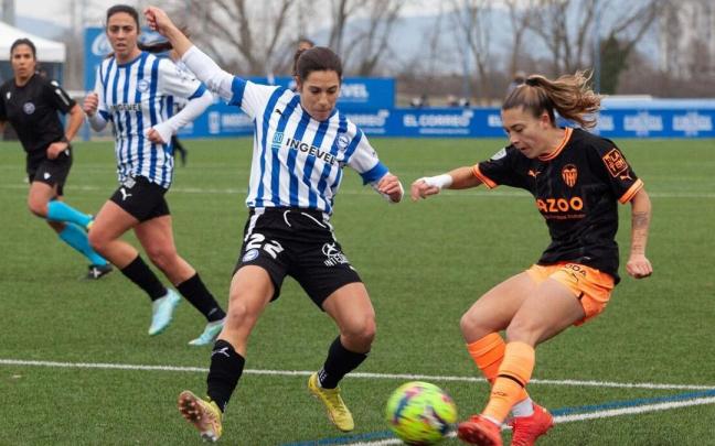 Cristina Auñón trata de evitar un centro en el duelo ante el Valencia de este curso. Cristina Auñón trata de evitar un centro en el duelo ante el Valencia de este curso.