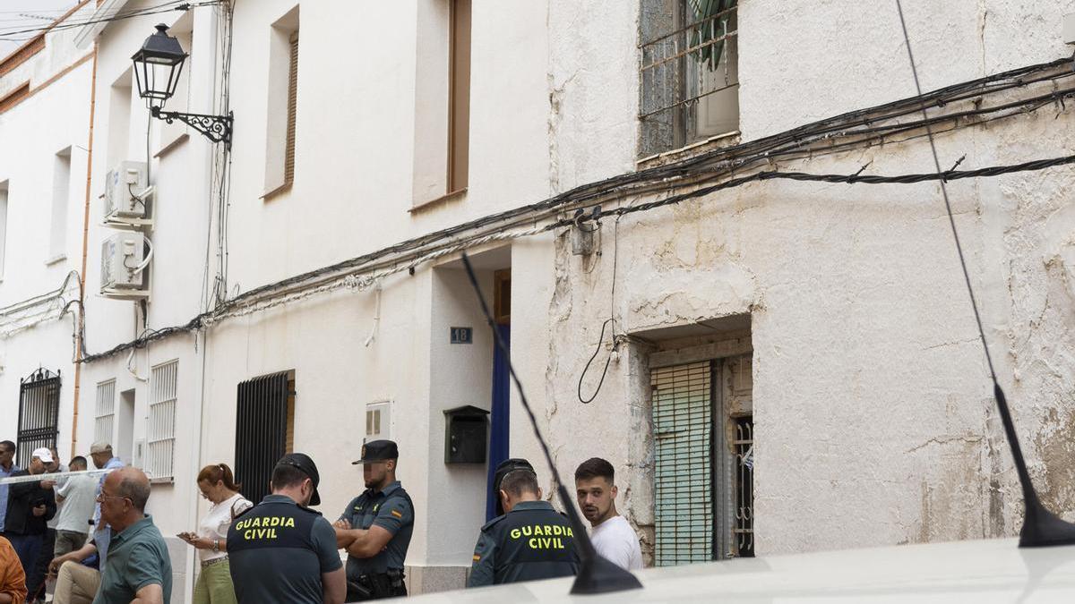La Guardia Civil ante la vivienda de Las Pedroñeras, Cuenca, donde un hombre mató a su mujer y a sus dos hijos.