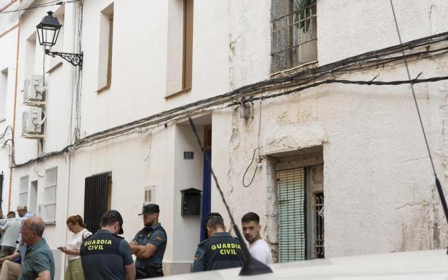 La Guardia Civil ante la vivienda de Las Pedroñeras, Cuenca, donde un hombre mató a su mujer y a sus dos hijos.