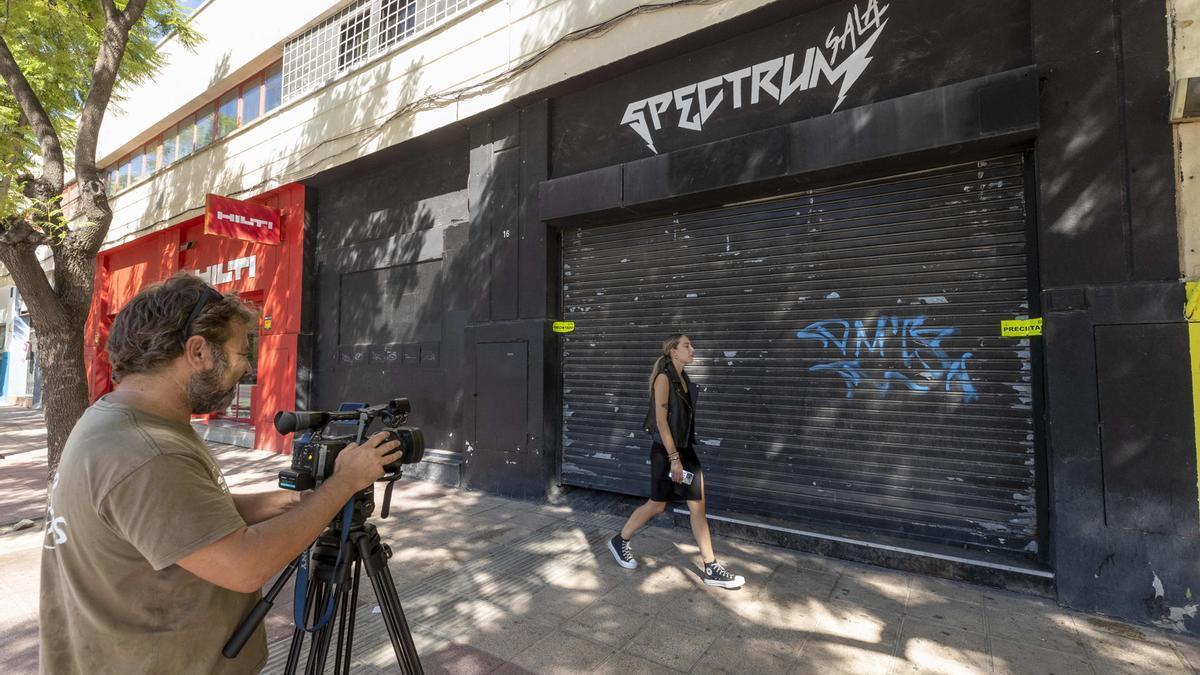 Entrada a la sala Spèctrum, precintada por el Ayuntamiento de Murcia