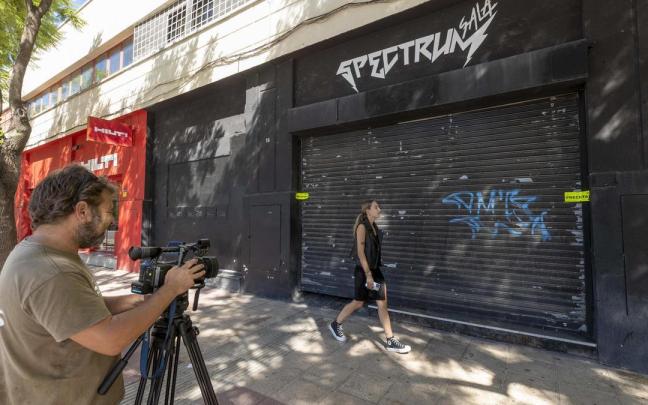 Entrada a la sala Spèctrum, precintada por el Ayuntamiento de Murcia