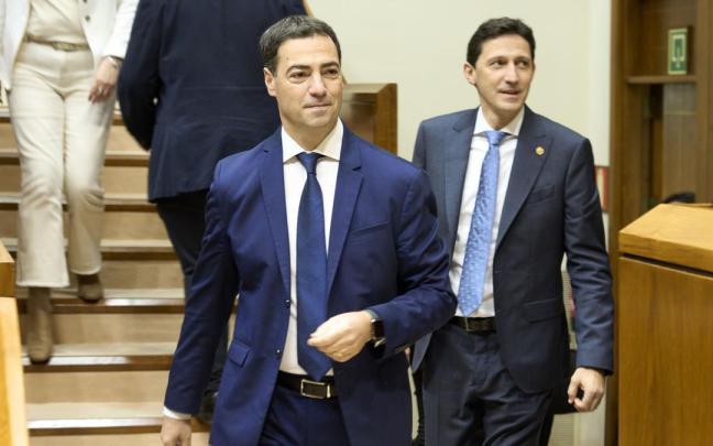 El lehendakari, Imanol Pradales, con el consejero de Hacienda, Noël d'Anjou, este martes en la sesión de totalidad de los Presupuestos