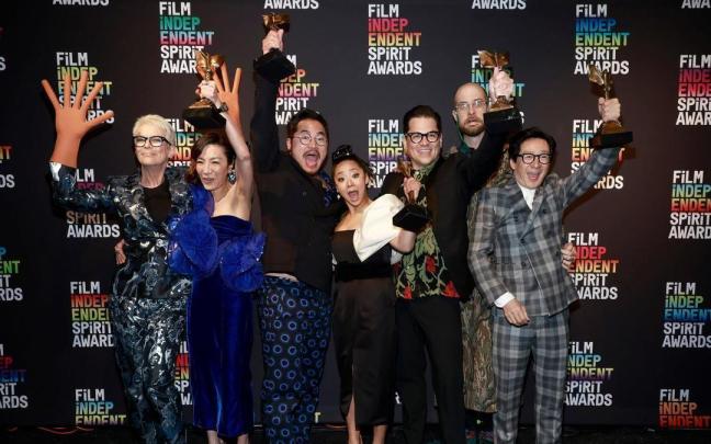 El equipo y el elenco de 'Todo a la vez en todas partes' posa con sus galardones.