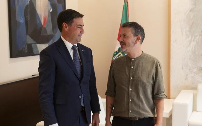 El lehendakari, Imanol Pradales, con el secretario general de CCOO Euskadi, Santi Martínez