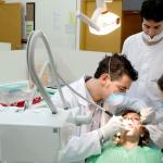 Estudiantes de Odontología haciendo prácticas en la clínica universitaria de Leioa.