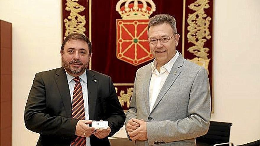 El presidente del Parlamento foral, Unai Hualde, y el Defensor del Pueblo, Patxi Vera.