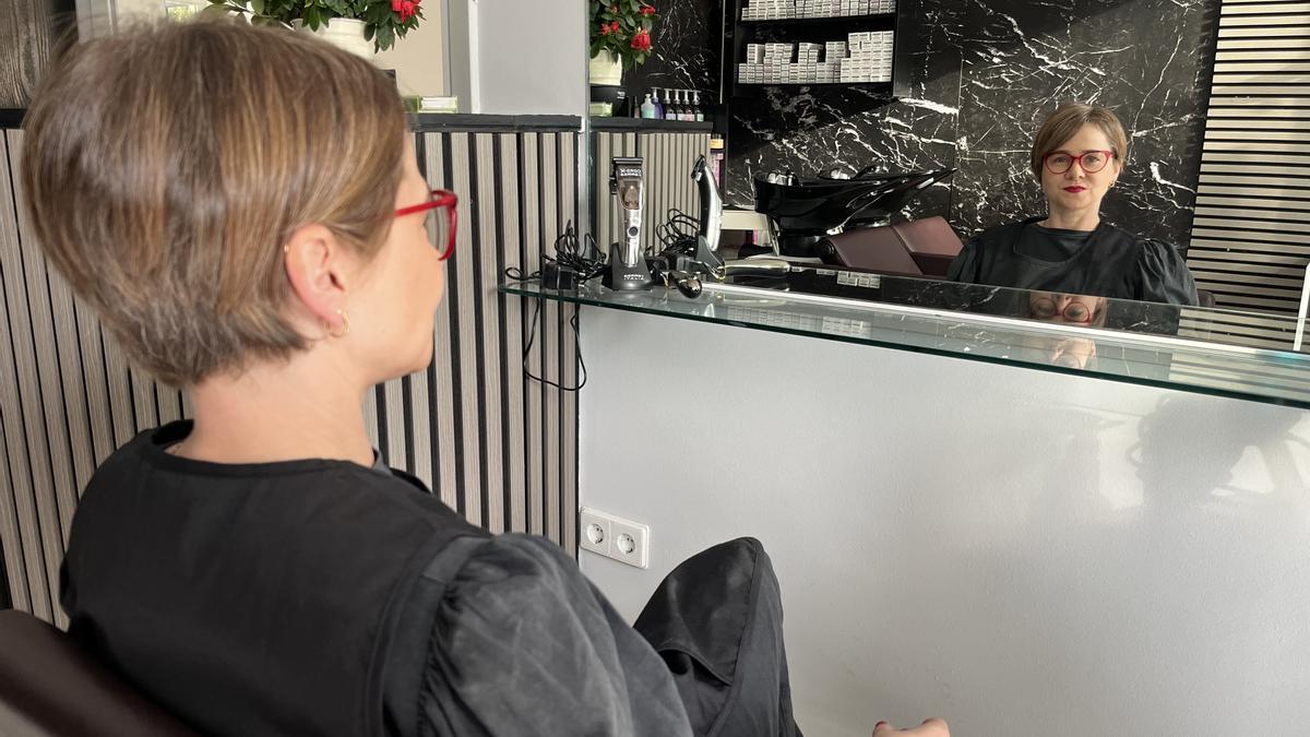 Amaia Larrea reflejada en el espejo de su salón de Beasain.