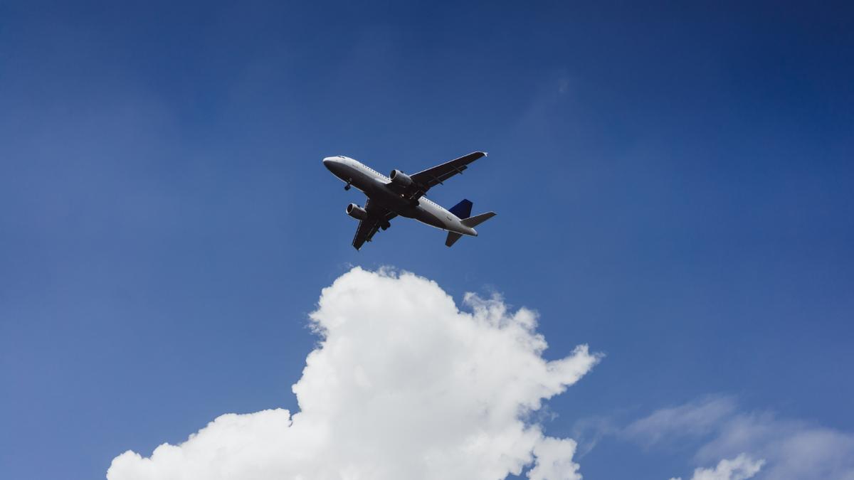 Foto de un avión en pleno vuelo