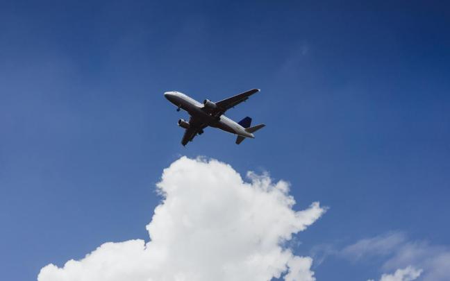 Foto de un avión en pleno vuelo