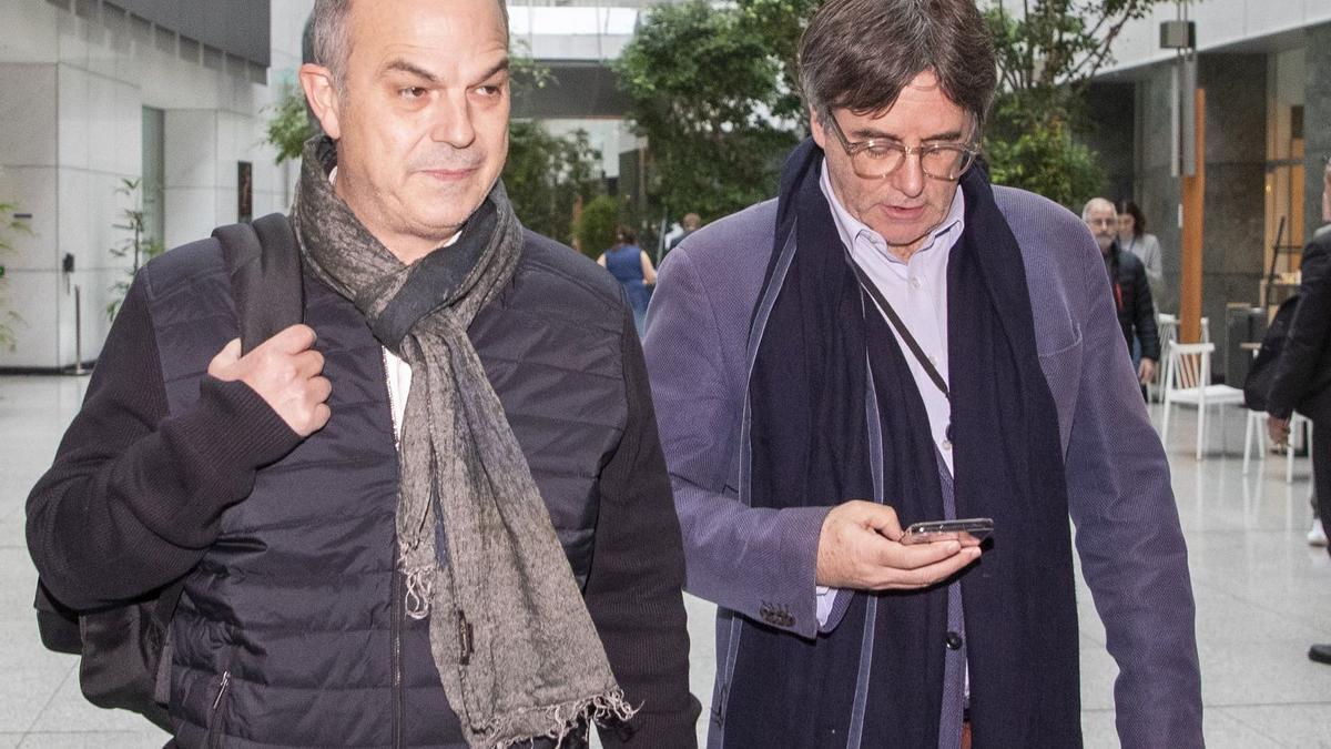 El secretario general de Junts, Jordi Turull, junto a Puigdemont.