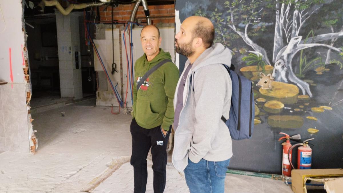 El alcalde, Gorka Artola, visita el arranque de las obras en el local del que fuera bar Txuringo.