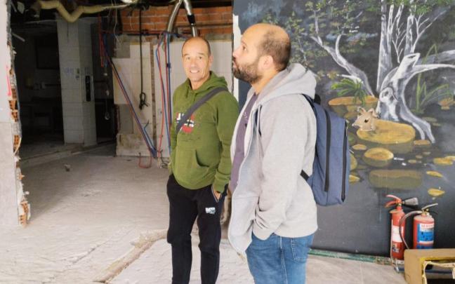 El alcalde, Gorka Artola, visita el arranque de las obras en el local del que fuera bar Txuringo.