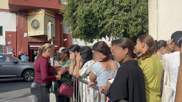 Jóvenes migrantes esperan a las puertas de la Jefatura Superior de Policía de Ceuta para que les registren.