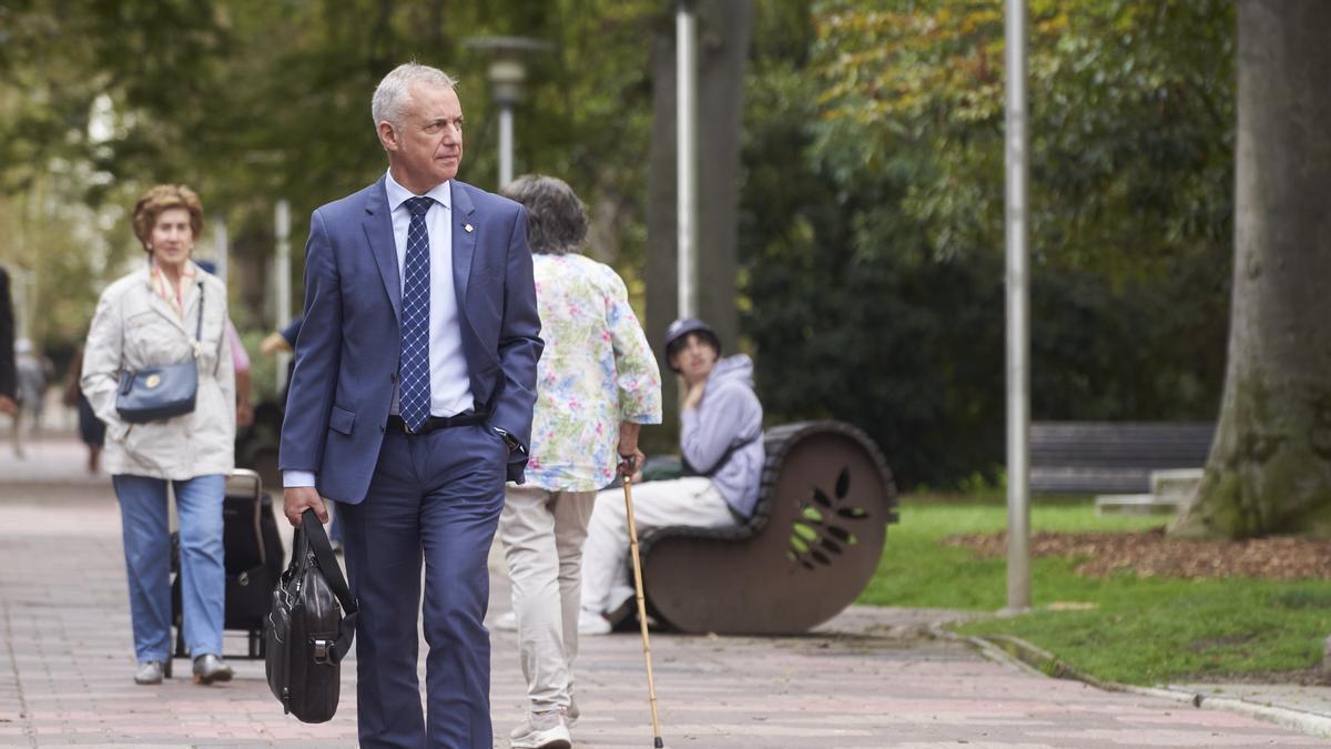 Iñigo Urkullu a su llegada a la reunión que ha mantenido con su grupo parlamentario del PNV en el Parlamento Vasco.