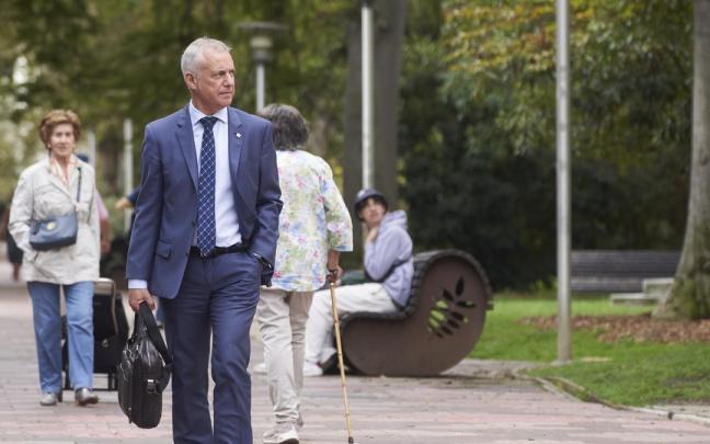 Iñigo Urkullu a su llegada a la reunión que ha mantenido con su grupo parlamentario del PNV en el Parlamento Vasco. Iñigo Urkullu a su llegada a la reunión que ha mantenido con su grupo parlamentario del PNV en el Parlamento Vasco.
