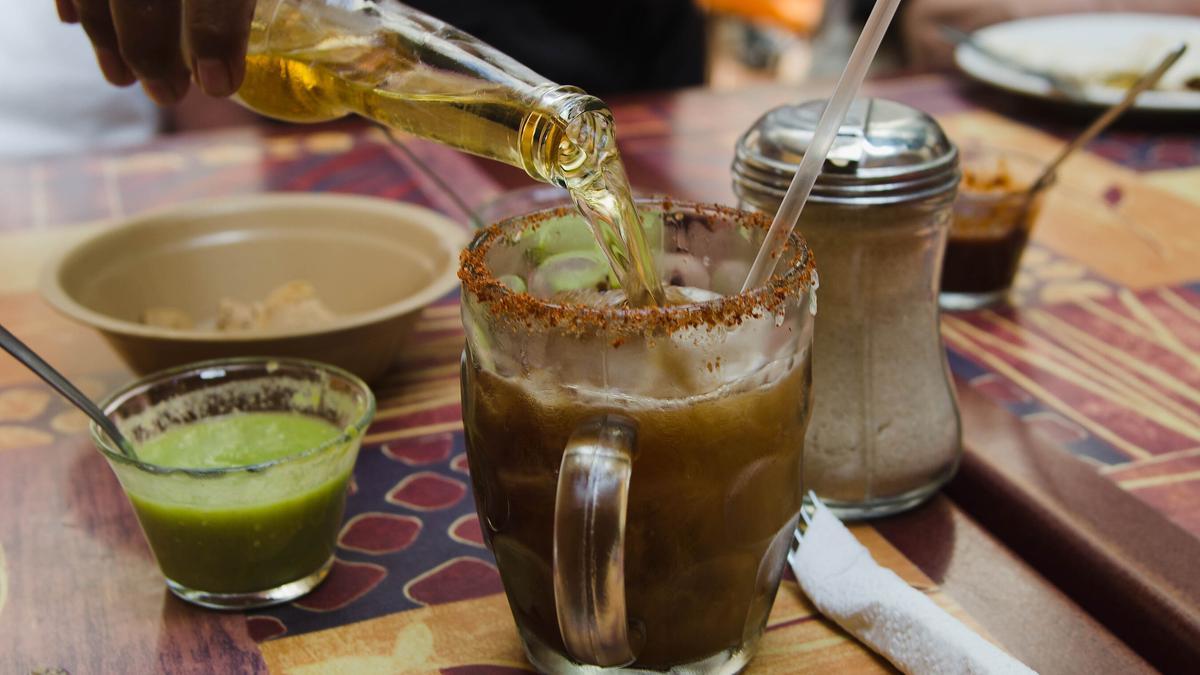 Preparando una michelada.