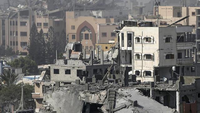 Varios edificios destruidos por bombardeos israelíes en la ciudad de Gaza.