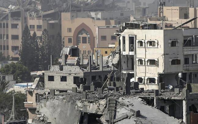Varios edificios destruidos por bombardeos israelíes en la ciudad de Gaza. Varios edificios destruidos por bombardeos israelíes en la ciudad de Gaza.