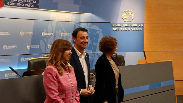 El vicelehendakari y consejero de Economía, Trabajo y Empleo, Mikel Torres, junto a la viceconsejera de Trabajo, Elena Pérez Barredo, y la subdirectora de la Inspección de Trabajo, Iciar González.