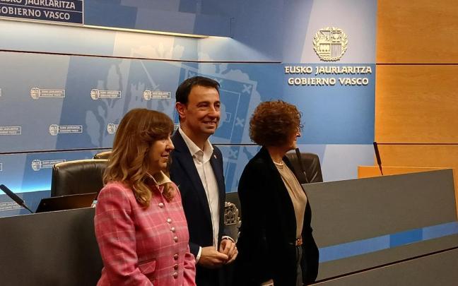 El vicelehendakari y consejero de Economía, Trabajo y Empleo, Mikel Torres, junto a la viceconsejera de Trabajo, Elena Pérez Barredo, y la subdirectora de la Inspección de Trabajo, Iciar González.