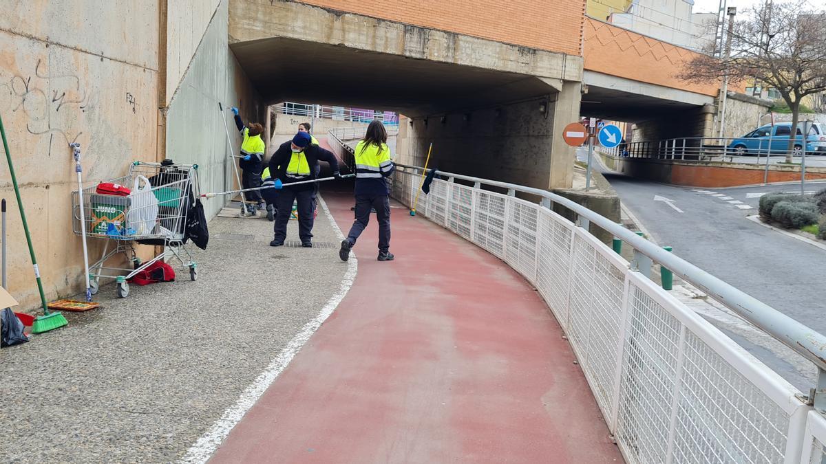 Empleados de Amimet limpiando el paso subterráneo de la Azucarera