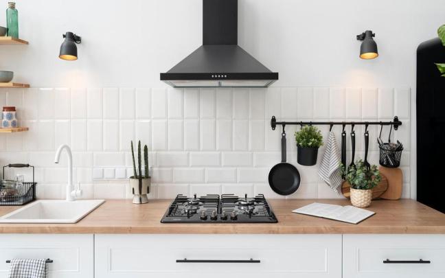 La campana de la cocina, imprescindible para absorber los humos.