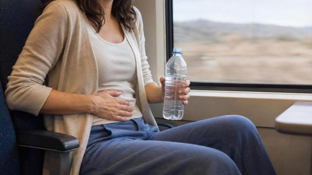 Beber menos agua para evitar ir al baño durante un viaje puede irritar la vejiga y favorecer el estreñimiento.