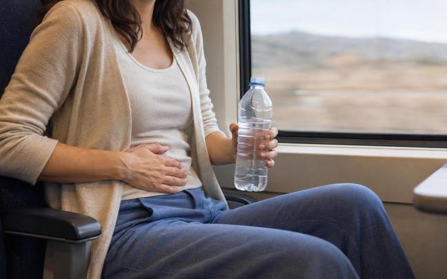 Beber menos agua para evitar ir al baño durante un viaje puede irritar la vejiga y favorecer el estreñimiento.
