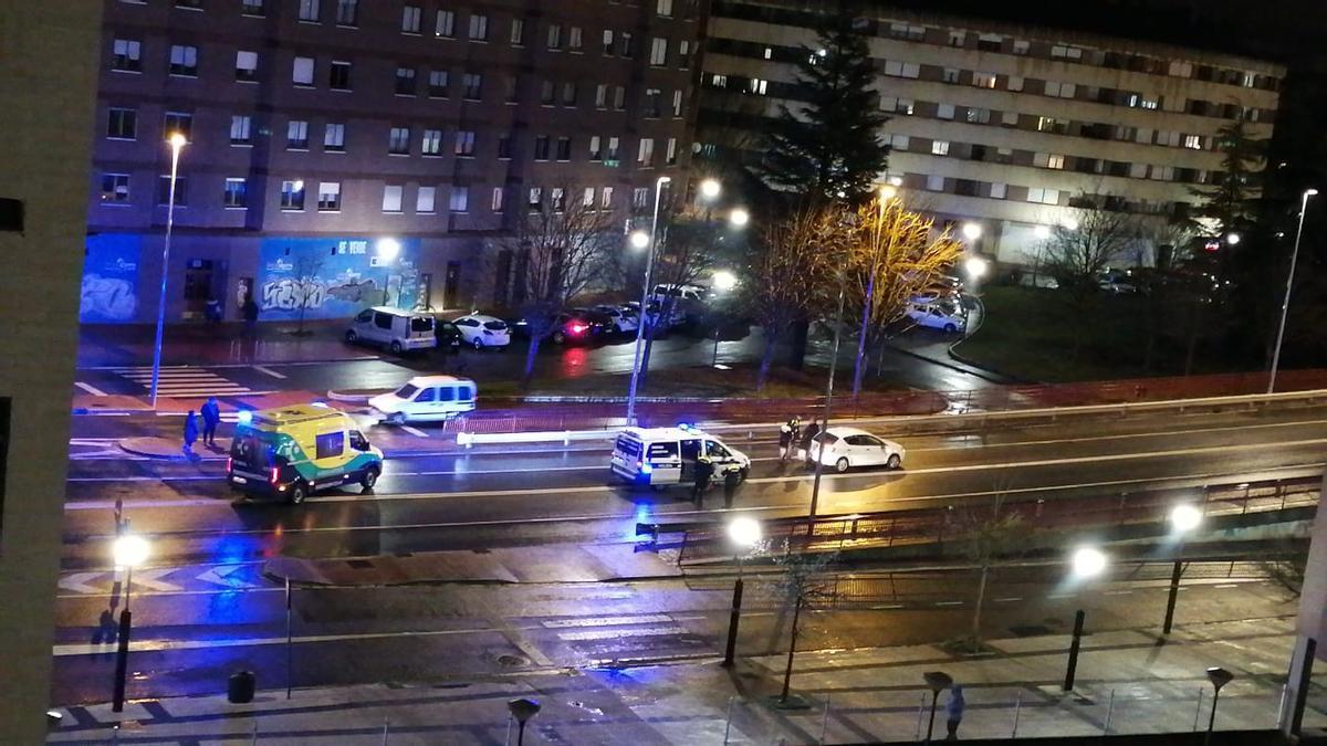 Policía Municipal y servicios sanitarios en la calle Pedro Asúa de Vitoria para atender el accidente de tráfico