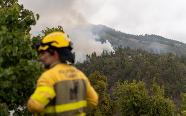 Agentes de los Equipos de Intervención y Refuerzo en Incendios Forestales intervienen en el incendio de La Palma. Agentes de los Equipos de Intervención y Refuerzo en Incendios Forestales intervienen en el incendio de La Palma.