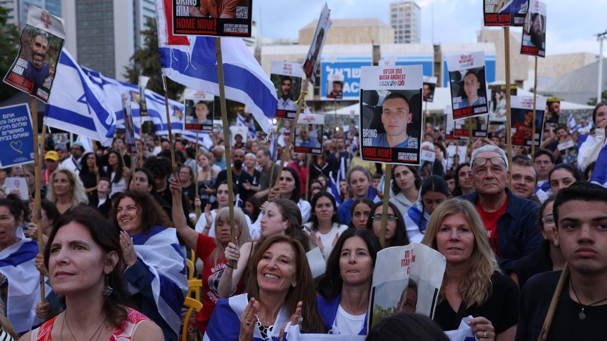 Centenares de personas siguen en directo la liberación de los rehenes en Tel Aviv.