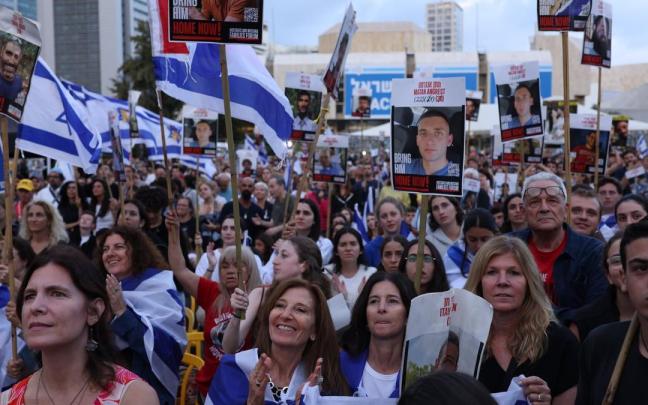 Centenares de personas siguen en directo la liberación de los rehenes en Tel Aviv.