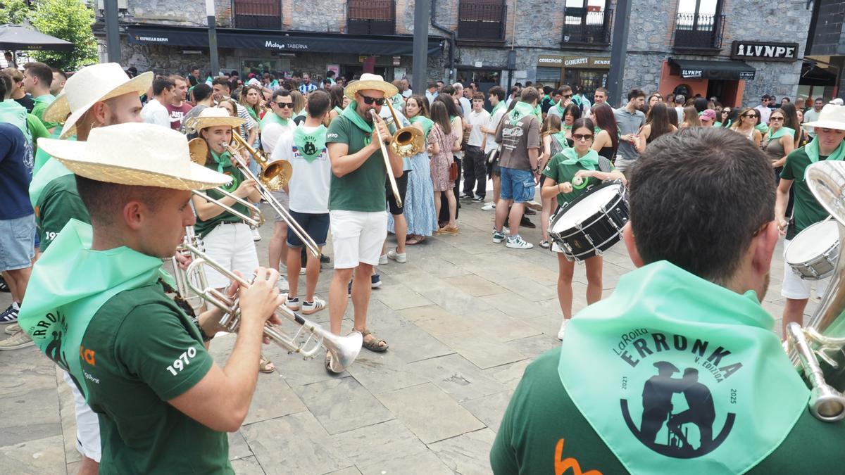 La txaranga Mauxitxa se ha encargado de caldear el ambiente previo a una comida que ha contado con más de 400 comensales.