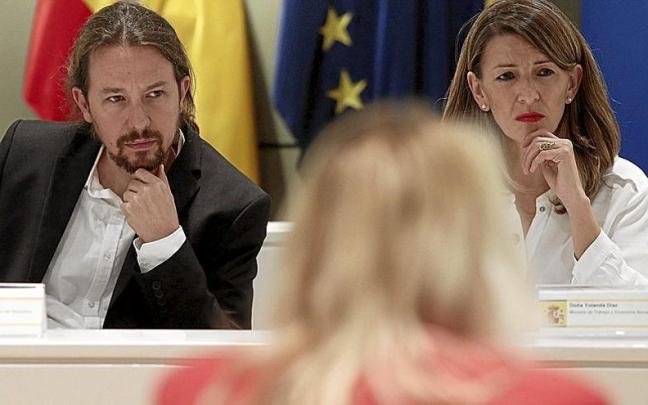 Pablo Iglesias y Yolanda Díaz, durante un acto en febrero del año 2020, poco después de que echara a andar el Gobierno español de coalición. | FOTO: E. P.