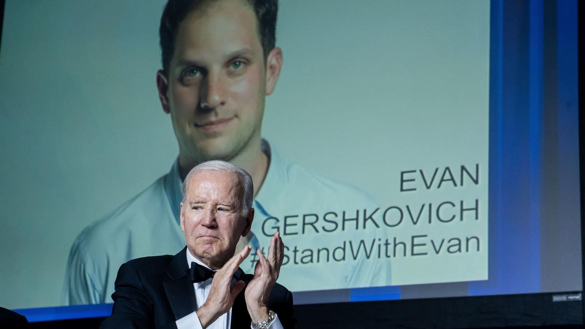 Los padres del periodista Evan Gershkovich insisten a Biden que interceda por su hijo detenido en Rusia.