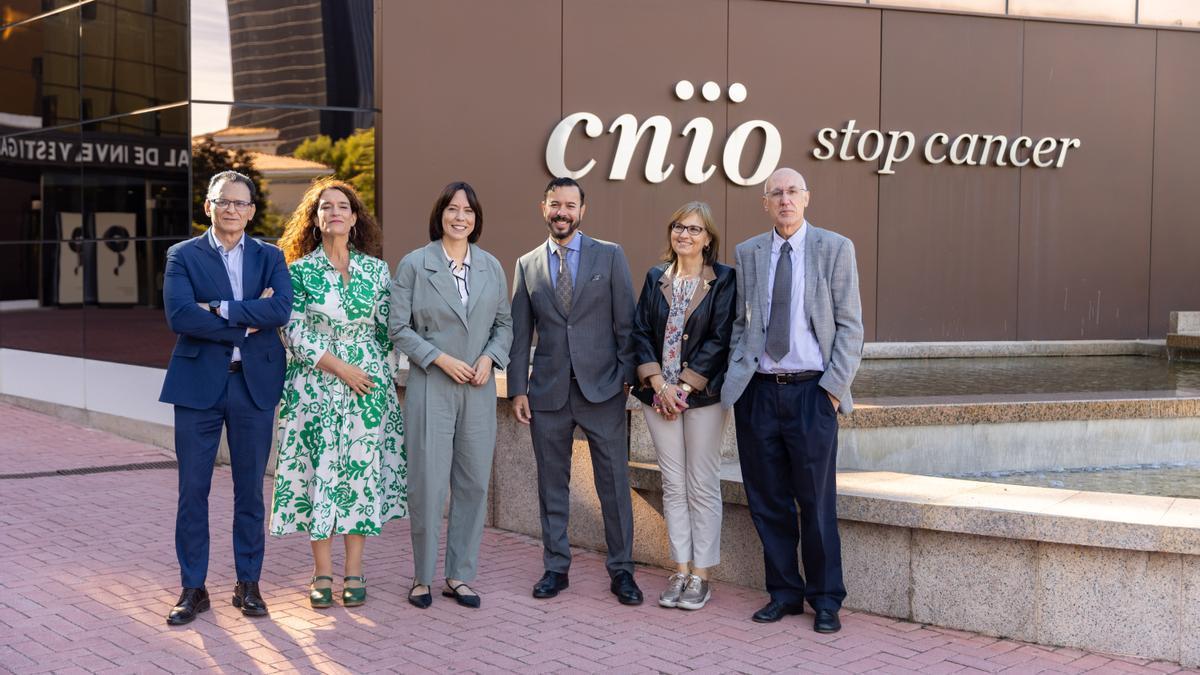 (I-D) El gerente del CNIO, José Manuel Bernabé, la secretaria de Investigación, Eva Ortega, la ministra de Ciencia, Innovación y Universidades, Diana Morant, el nuevo director científico del CNIO, Raúl Rabadán, la direct