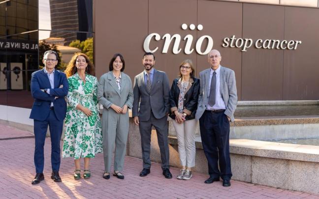(I-D) El gerente del CNIO, José Manuel Bernabé, la secretaria de Investigación, Eva Ortega, la ministra de Ciencia, Innovación y Universidades, Diana Morant, el nuevo director científico del CNIO, Raúl Rabadán, la direct