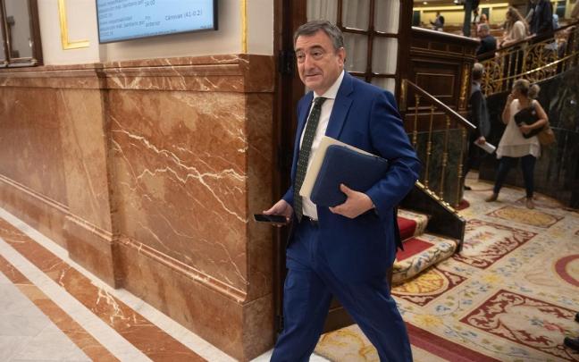 El portavoz del PNV en el Congreso, Aitor Esteban, durante una sesión plenaria, en el Congreso.