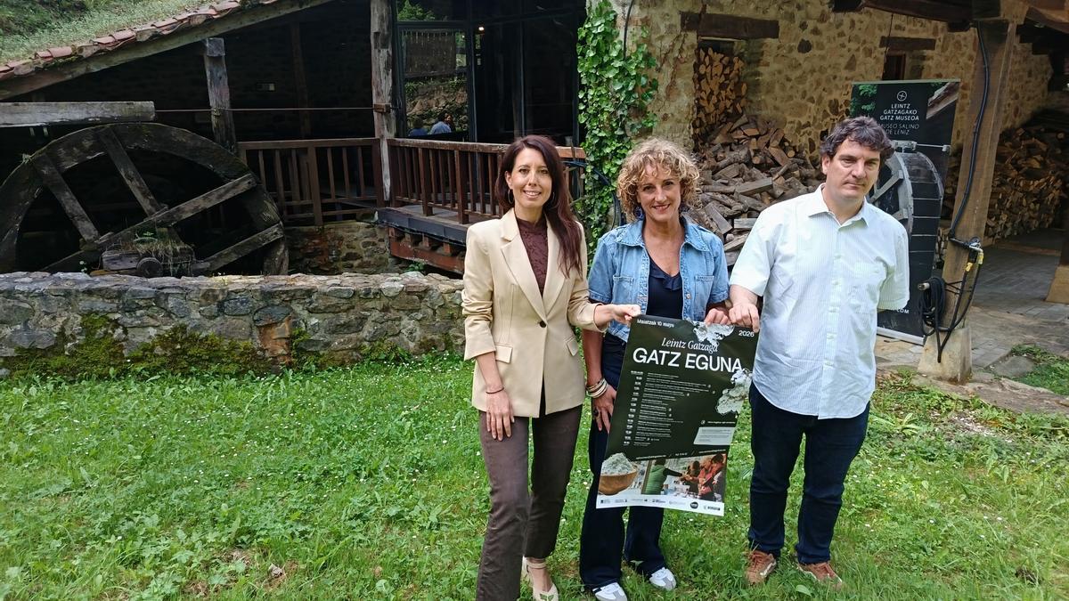 La diputada Azahara Domínguez, la alcaldesa de Leintz Gatzaga y el responsable del museo, Aitor Larrañaga.
