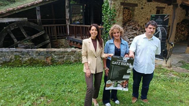 La diputada Azahara Domínguez, la alcaldesa de Leintz Gatzaga y el responsable del museo, Aitor Larrañaga.
