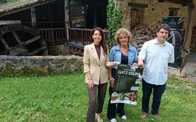 La diputada Azahara Domínguez, la alcaldesa de Leintz Gatzaga y el responsable del museo, Aitor Larrañaga.