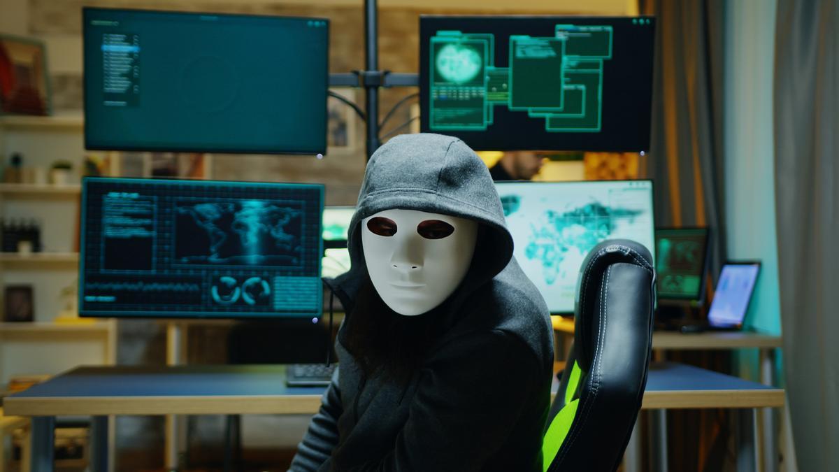 Un hacker con máscara