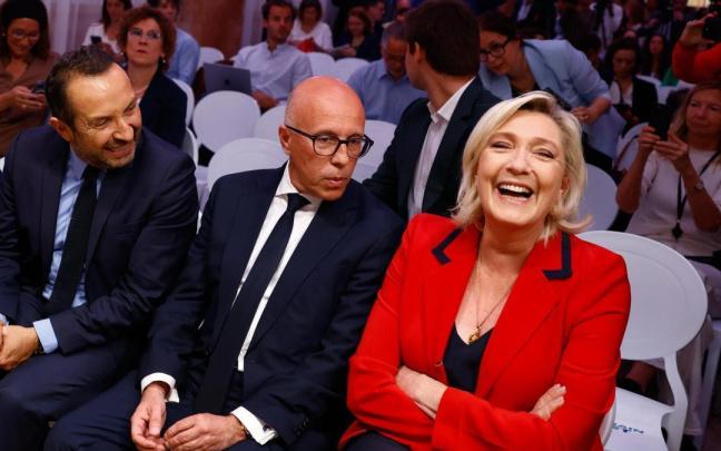 La líder del Frente Nacional, Marine Le Pen, y al máximo dirigente de Los Republicanos, Eric Ciotti, escenifican su alianza.