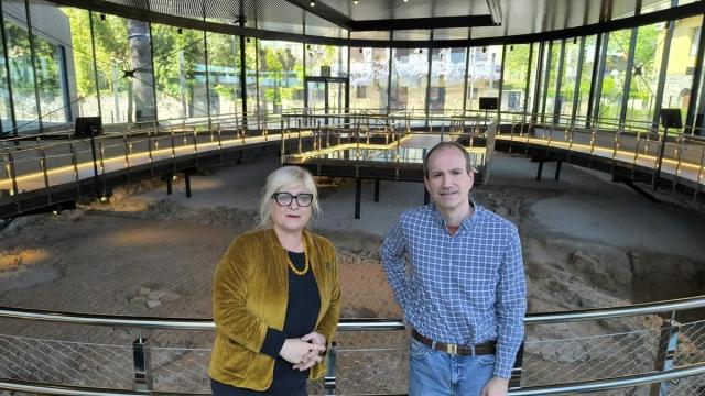Aizpea Goenaga y Juanjo Jiménez, directora y subdirector del Museo Oiasso, delante de las termas