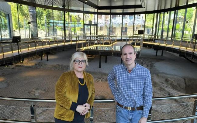 Aizpea Goenaga y Juanjo Jiménez, directora y subdirector del Museo Oiasso, delante de las termas