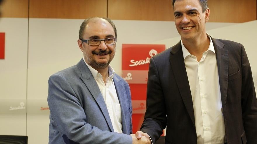 El presidente del PSOE de Aragón, Javier Lambán, junto al presidente del Gobierno español, Pedro Sánchez