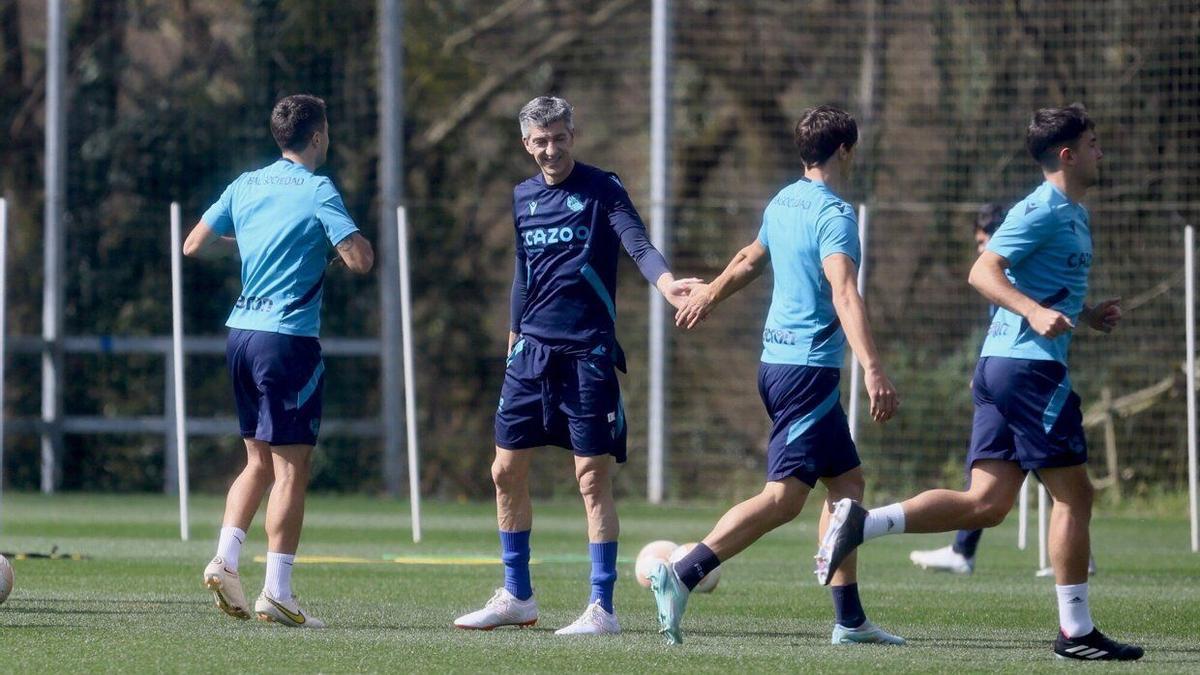 Imanol Alguacil saluda a Le Normand en el entrenamiento de esta mañana en Zubieta.