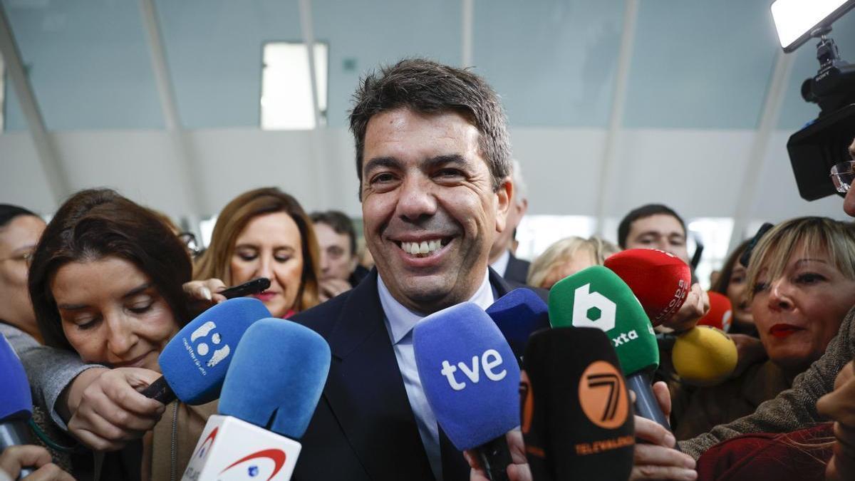 Carlos Mazón atiende a los medios.