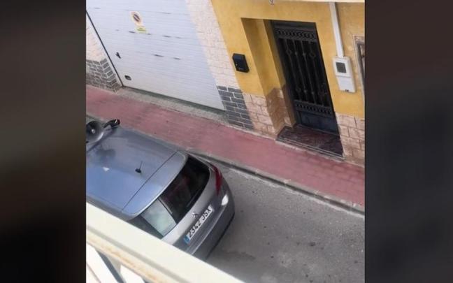 El coche, pasando con la megafonía.