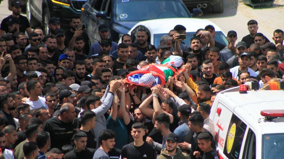 Imagen de archivo de un grupo de palestinos trasportando el cuerpo de una víctima.